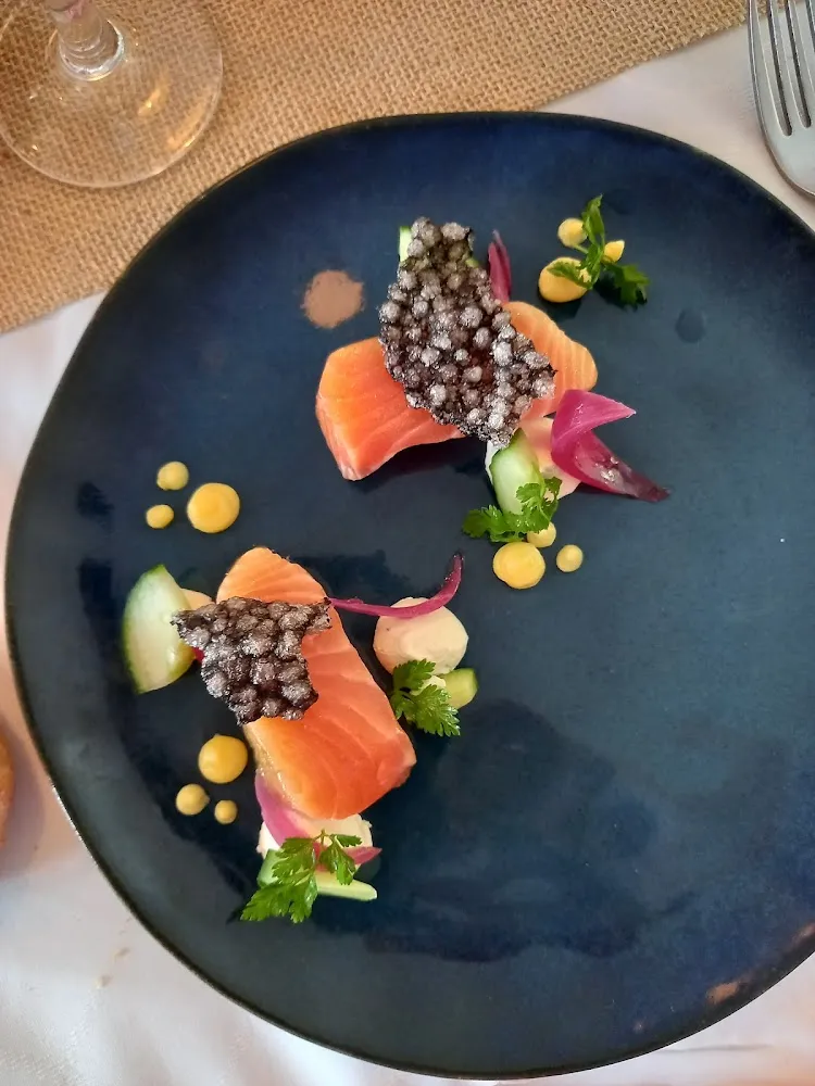 Gravlax de Saumon Chips de Tapioca À L'encre de Seiche